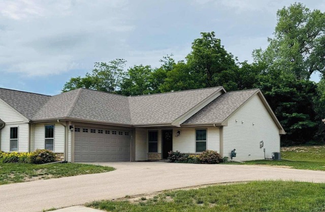 Loves Park Condo: King Bed, Near Water Parks & More!