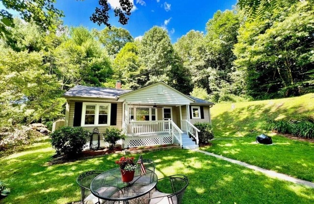 LOW AUGUST RATES! Cozy Cottage with private setting in Lansing, NC