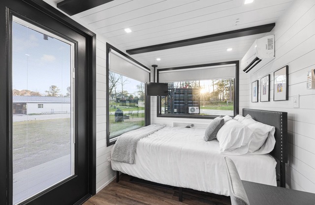 Low N' Slow -2 mins to Lake Conroe! Rooftop deck, Heated Pool, Fire Pit