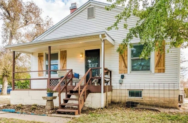 Lower Anderson Cottage: near airport, golf course, winery, stadium and more!