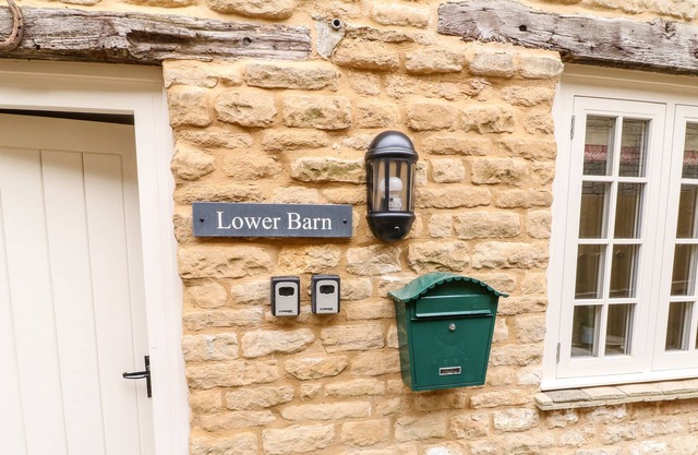 LOWER BARN, pet friendly, with a garden in Chipping Norton