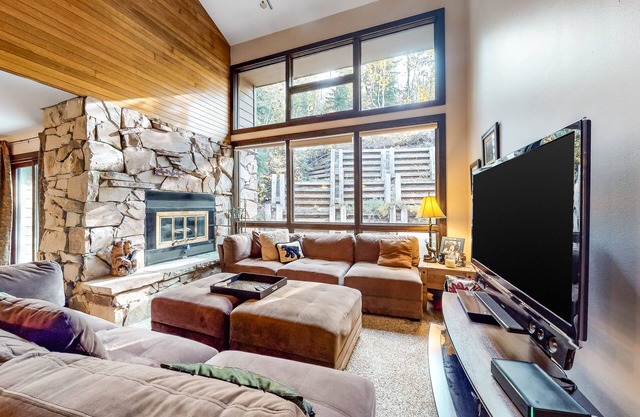 Lower Deer Valley Townhome Close to the Slopes W/Patio, Valley View & Free WiFi