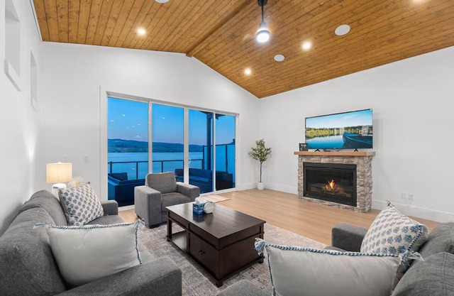 Luxury Lake House - Nicola Lake