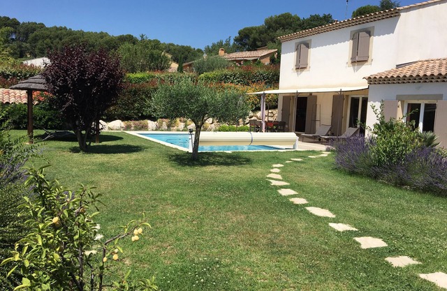 LUBERON LARGE PROVENCAL VILLA FOR 10 PEOPLE WITH PRIVATE SWIMMING POOL