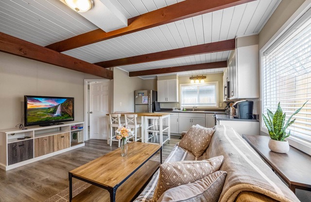 Lucky Duck Bungalow, Close to downtown and U of O