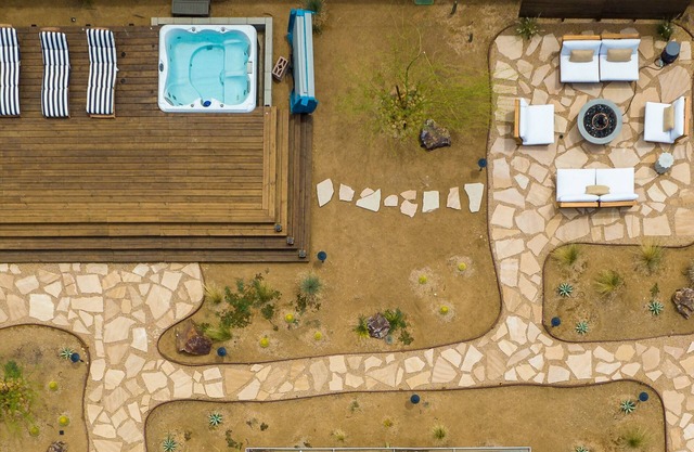 Lucky Moon Retreat | JTree Oasis w/Hot Tub & Pool