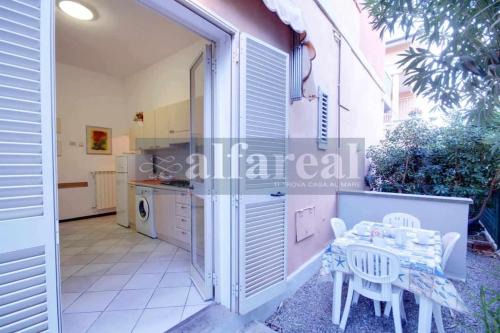 Luisa Ponente, 100 mt dal mare, clima, spazio esterno, wifi! by Alfareal