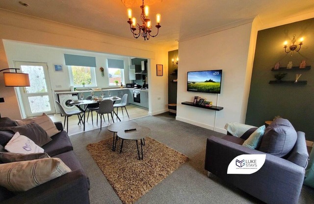 Luke Stays - Chilside Road