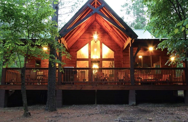 Lush decor and cathedral ceiling. Pool Table, Hot Tub, Convenient Location!