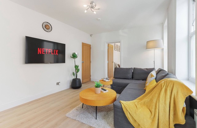 LUX 1 Bed Flat next to Tooting Station - 20 mins to Central London