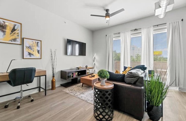 Lux 2Bed Studio Prime Location Pool Gym