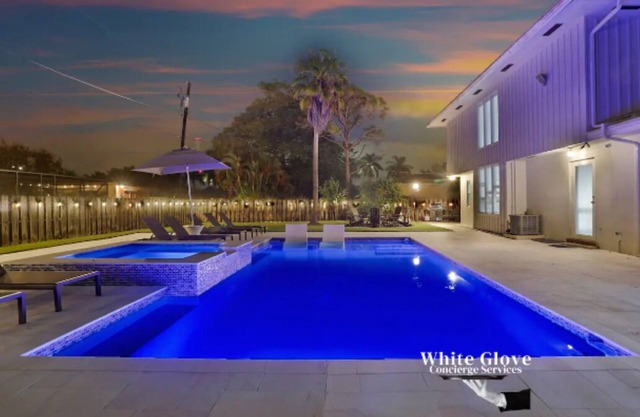 LUX 6BR 4Bath Htd Pool & Jacuzzi Mini Golf G-Room