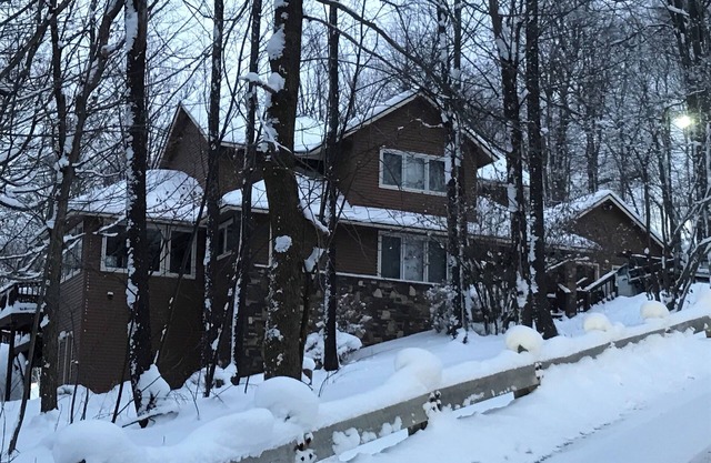 Lux Cabin w/hot tub, playground, game room, bb court,walking trail, resort pool