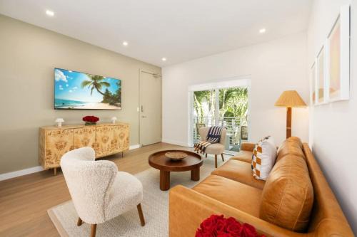 Lux Designer Apt 2BR and 2BA in Heart of Miami Beach