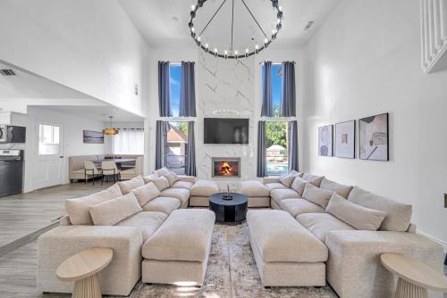 Lux Family Stay with Heated Pool, Spa, Theater, Game Room