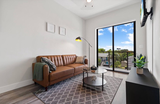 Lux King Suite|EV|Onsite Gym|Near PBI, Beach, Hospitals & shopping