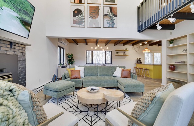 Lux Lakeside in amenity rich gated community w/HotTub, Sauna, Stream, Game Room