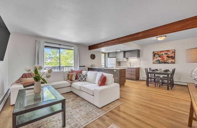 LUX Modern Condo - POOL - Free Parking - CLEAN