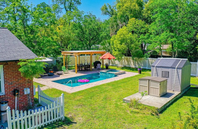 Lux Oasis: Heated Pool, Spa/Hot Tub, and Grill Retreat