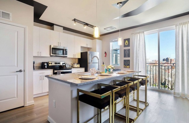 Lux Penthouse 1BR 1BA w/Panoramic Views Free Parking & Wifi