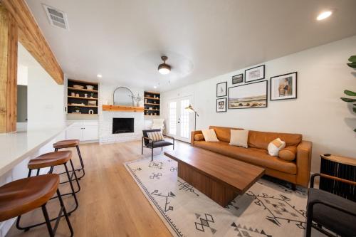 LUX ~Pet Friendly Richardson 3 bedroom 1 story Home~