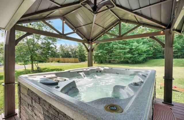 LUX Pocono | Hot Tub | Games | Pets | Fire Pit