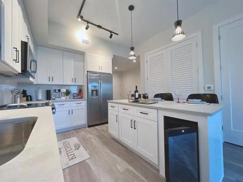 Lux property great for 1 to 8 Guests-family trip ,5Beds 2Rooms Staycation with Gym and EV, proximity to Downtown and Beaches