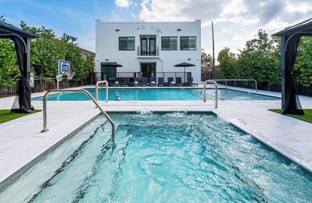 Lux Retreat By Renzzi