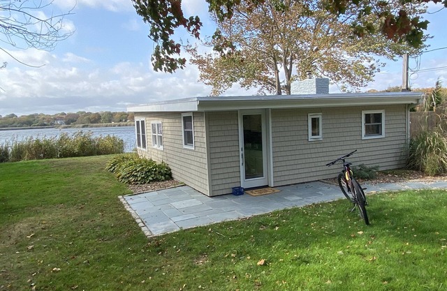 Lux Romantic Waterfront Cottage - Bonnet Shores, Narragansett RI
