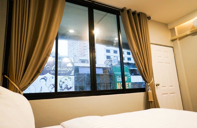 Lux Rooms Night Bazaar