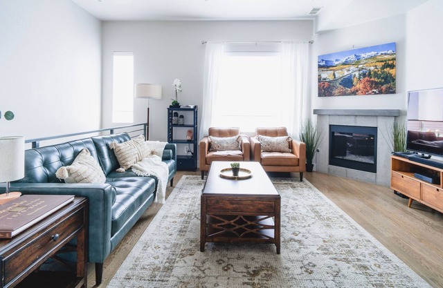 Lux Townhouse | Rooftop Patio | Walk to Downtown