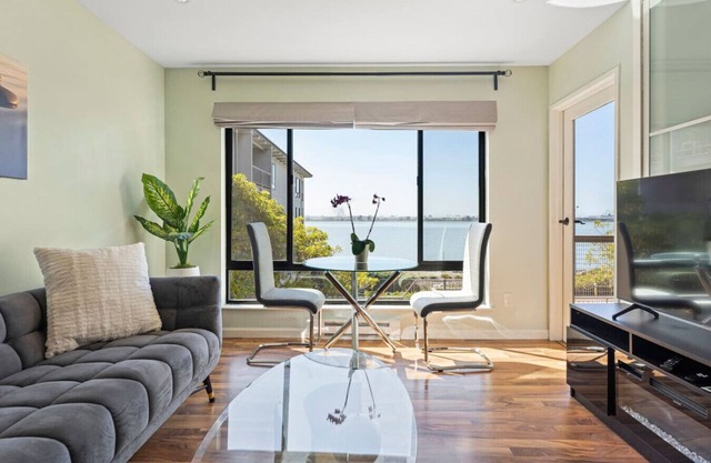 Lux Water View with Balcony Minutes -San Francisco