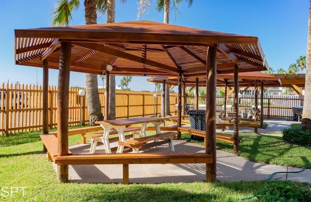 Luxe 1 bedroom Walk to Beach Pool 1 Bedroom Home by RedAwning