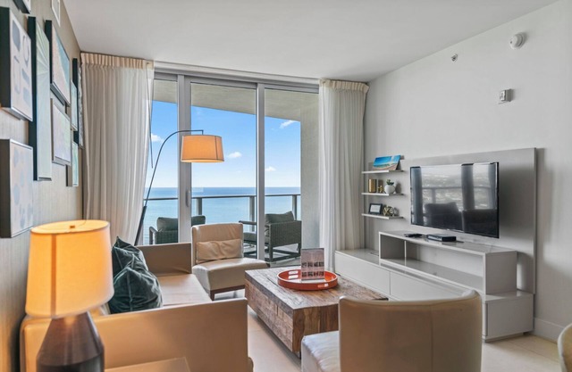 Luxe 2BR Retreat Stunning Skyline & Ocean View