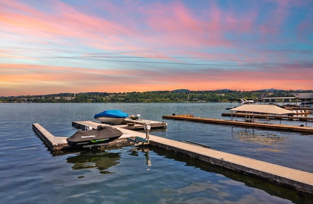 Luxe 4b3b Lakefront House w/Hot Tub & Kayak