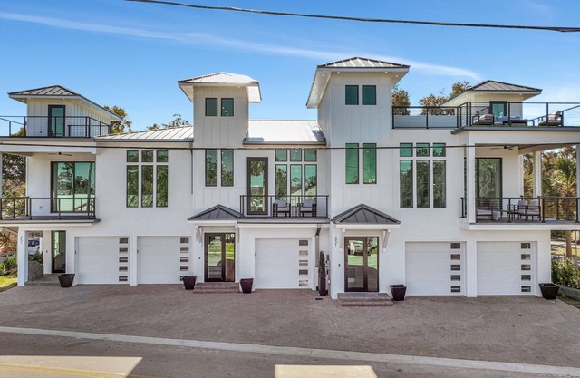 Luxe 7BR, Rooftop + 2 Balconies & Elevator! Downtown/Main St