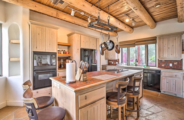 Luxe Adobe Retreat w/Mountain & Golf Course Views