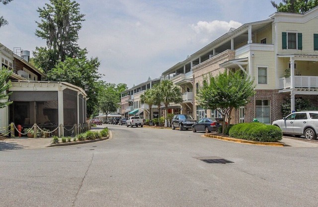 Luxe Condo in Old Town Bluffton + Elevator + Walkable to everything!