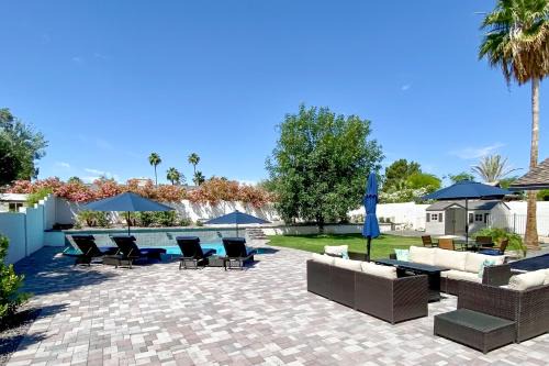 Luxe Desert Home with Heated Pool 3 Mi to Kierland!