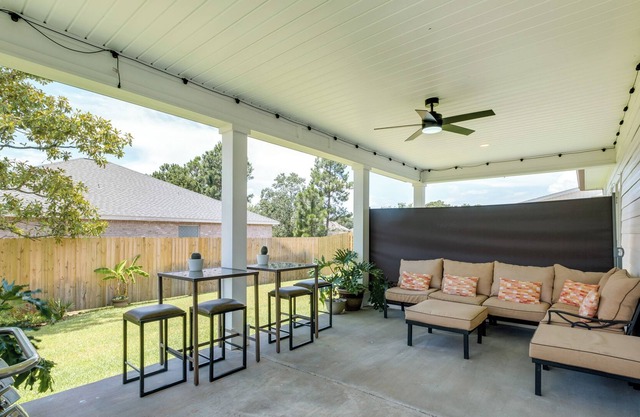 Luxe Gulf Breeze Vacation Rental: Furnished Patio!