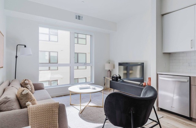 Luxe Hayward 2BR w/Pools, Spas & A/C, near Green Spaces, by Blueground