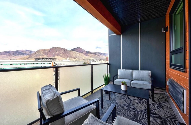 LUXE King Bed Skyline Condo in Heart of Downtown