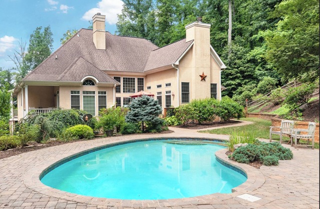 Luxe King suites, private pool, Hot Tub! Huge Asheville home near Biltmore House