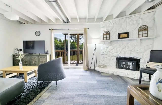 Luxe Lakefront Getaway in Heart of City! (CDC Safe)