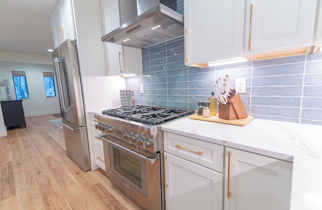 Luxe Lakefront! Kayaks/Paddleboard, Fire pit, Chefs Kitchen, King Beds and WiFi!