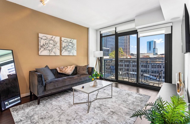Luxe Latte High-rise self check-in Balcony views