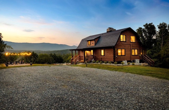 Luxe Log Cabin, Mountain Views, HotTub, Secluded