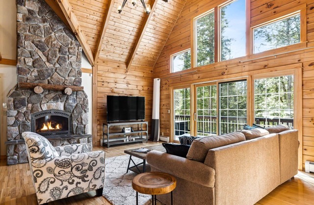 Luxe Log Cabin, Summer Comfort - Cabin Fever