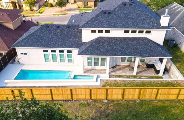 Luxe Mansion w Yard, BBQ, Pool Table!