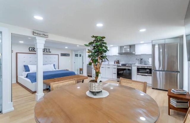 Luxe Provincial Style Studio w/Patio & Parking